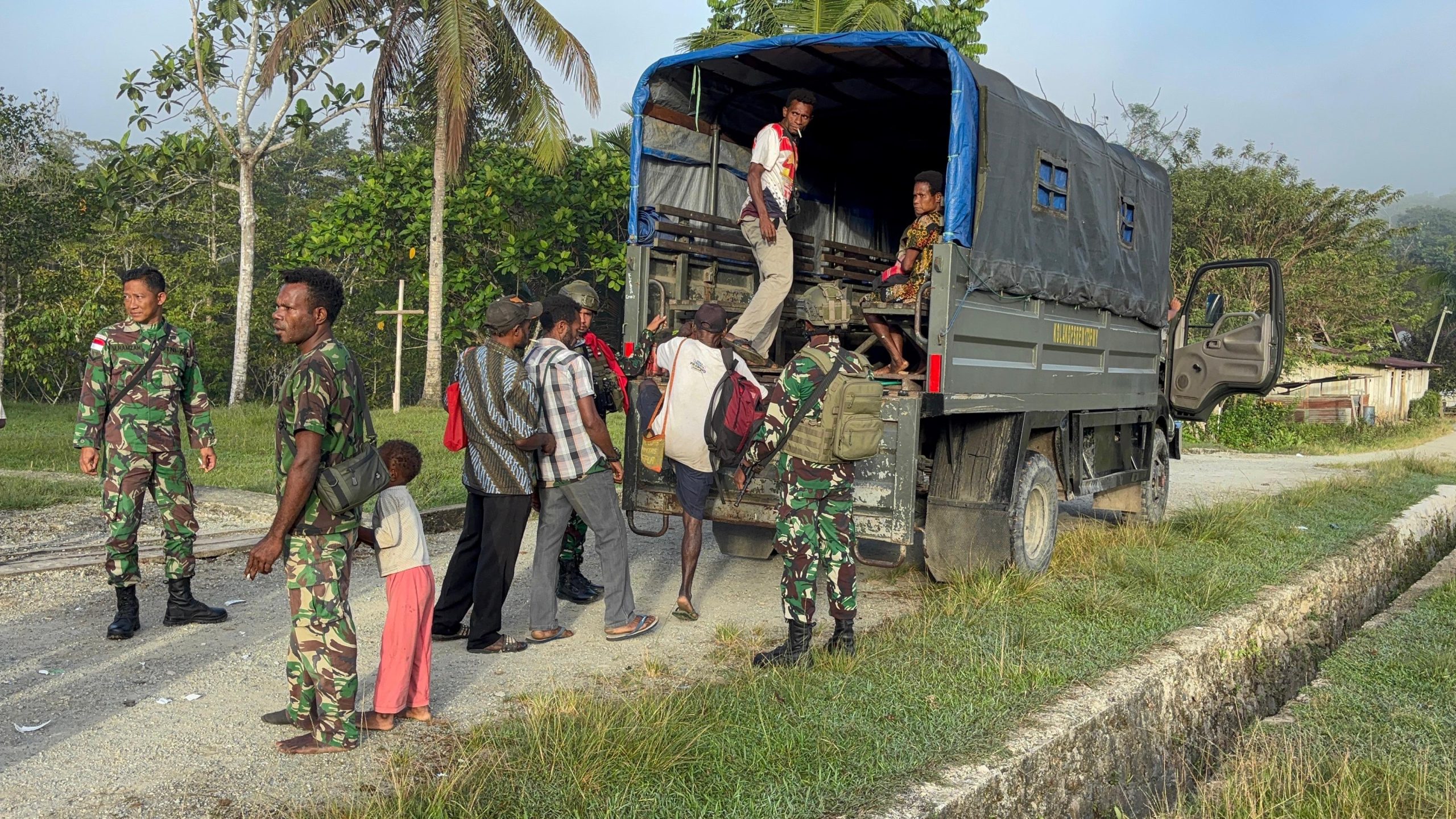Bukti Nyata Pelayanan TNI untuk Rakyat, Satgas Yonif 512/QY Fasilitasi Kendaraan dan Keamanan Jemaat GKIP Kampung Yabanda