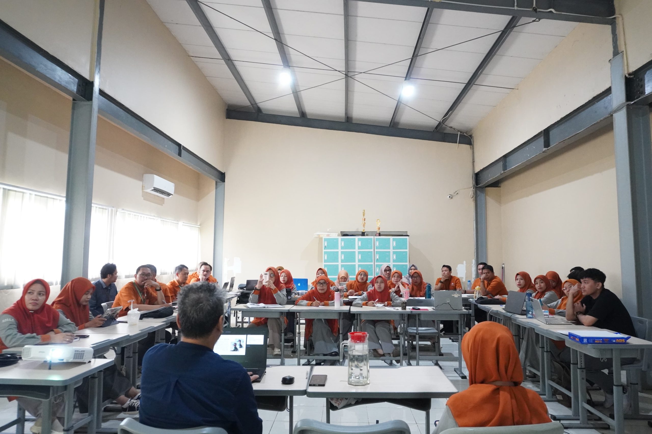 Tingkatkan Kualitas Mengajar, Guru SMA Islam Athirah Bukit Baruga Antusias Ikuti Pelatihan Profesional