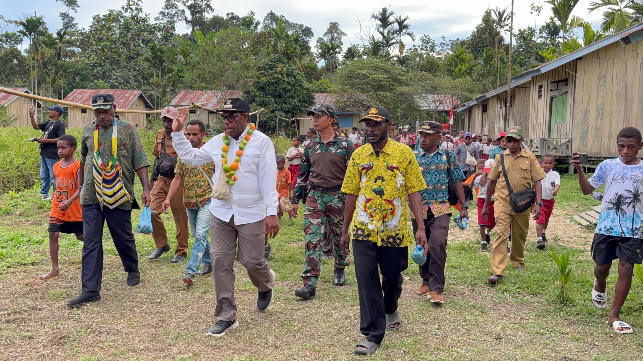 Merah Putih Menyatu di Perbatasan, Satgas Yonif 512 QY Sambut Kehangatan Kunjungan Bupati Keerom di Kampung Yabanda.