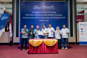 [kiri ke kanan] Bapak Hendra Gunawan, Aftersales Manager PT DAS Indonesia Surabaya; Bapak Dedy Tjandra, Direktur PT DAS Indonesia Surabaya; Bapak Toto Suharto, Country Manager RMA Indonesia; Bapak Edy Prayoga, Kepala Sekolah SMK Negeri 5 Surabaya; Bapak Dr. Kiswanto, S.Pd., M.Pd., Plt Kepala Cabang Dinas Pendidikan Surabaya; Ibu Melinda Nurmawanti, S.Pd., Gr., Wakil Kepala Sekolah Bagian Humas; Samuel Wahyudi Sejationo, S.Pd., Kakomli Teknik Kendaraan Ringan.