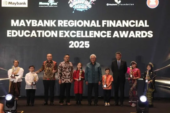 
					(kiri ke kanan): Presiden Direktur PT Bank Maybank Indonesia Tbk, Steffano Ridwan; Chairman of Maybank Group and Maybank Foundation, Tan sri Dato Sri Zamzamzairani Bin Mohd Isa; Kepala Direktorat Literasi Keuangan OJK, Cecep Setiawan;  Deputy Secretary General of ASEAN for Community and Corporate Affairs, H.E Nararya Soeprapto.