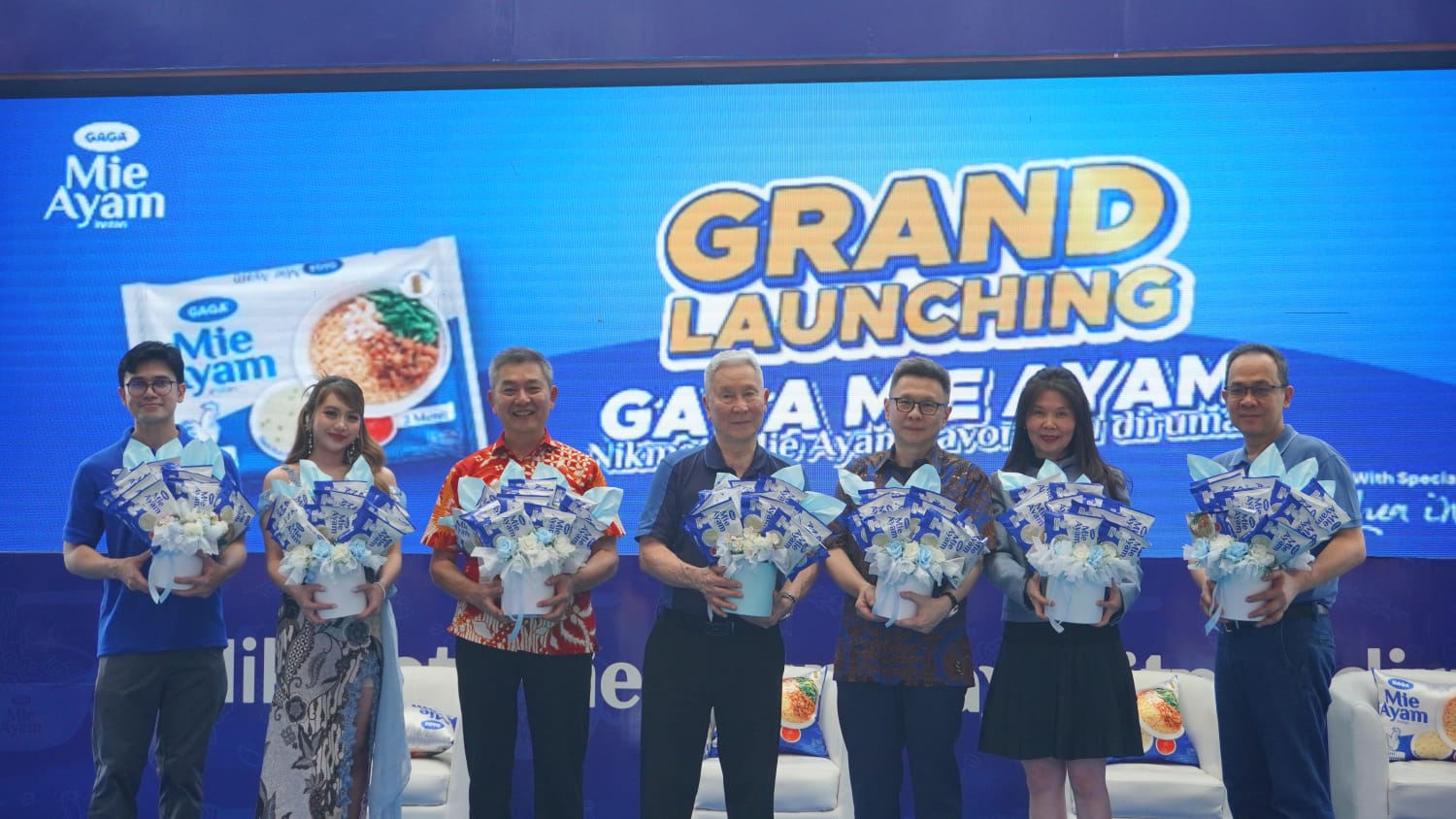 [dari kiri ke kanan] Ari Fahmi, Product Manager PT Jarakana Tama_ Ghea Indrawari_ Djajadi Djaja, Komisaris PT Jarakana Tama_ Ekahadi Djaja, President Director PT Jarakana Tama_ Lusje Chandra_ Bagus Buntoro, Market