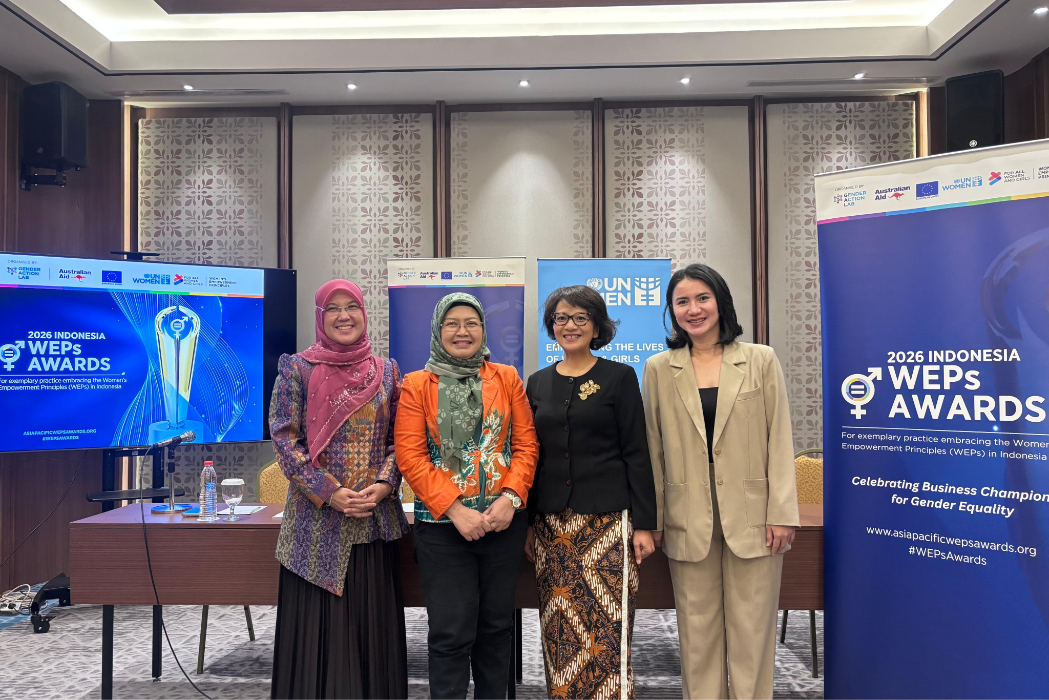 [kiri ke kanan] Nurlely Aman (Direktur Legal & Manajemen Sumber Daya Manusia PT PLN (Persero)), 1st Winner Gender-inclusive Workplace & 1st Runner Up Community Engagement & Partnerships; Eni Widiyanti, Asisten Deputi Pengarusutamaan Gender Bidang Perekonomian, Infrastruktur, dan Pembangunan Kewilayahan serta Pemerintah Daerah Wilayah I, KemenPPPA (Perwakilan Juri); Dwi Yuliawati, Head of Programmes, UN Women Indonesia; Melanie Masriel (Chief Corporate Affairs, Engagement, and Sustainability) L'Oreal Indonesia, 1st Winner Inclusive Procurement Category.
